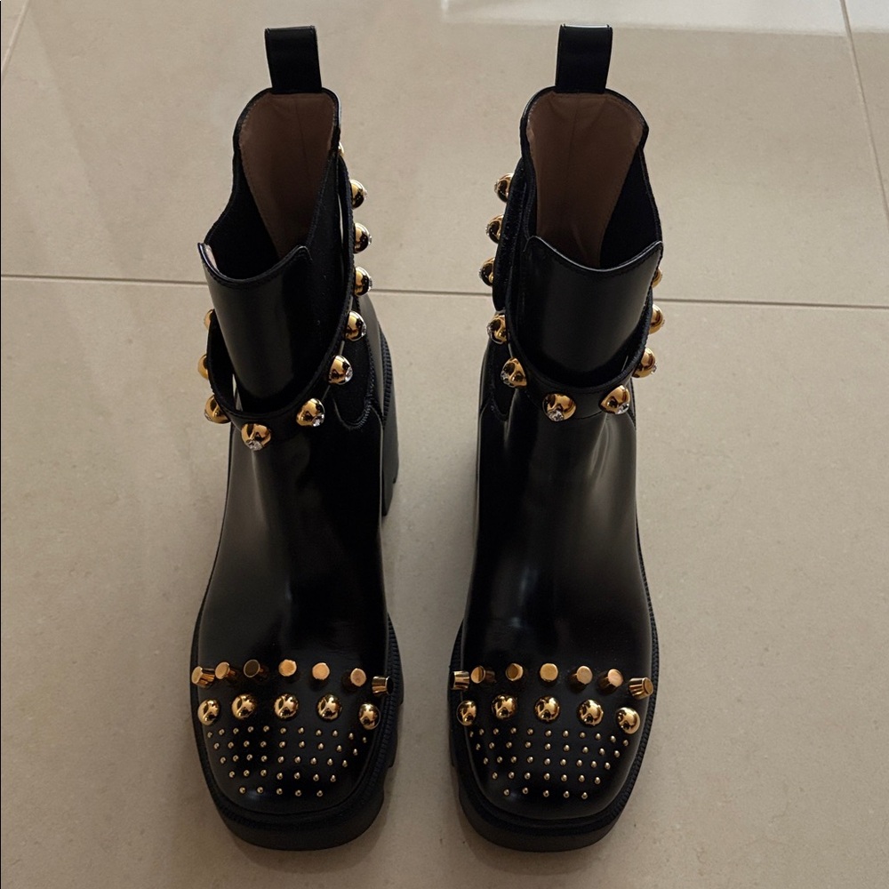 Gucci Trip Studded Chelsea Boot size 39.5 Black and gold. Worn once.